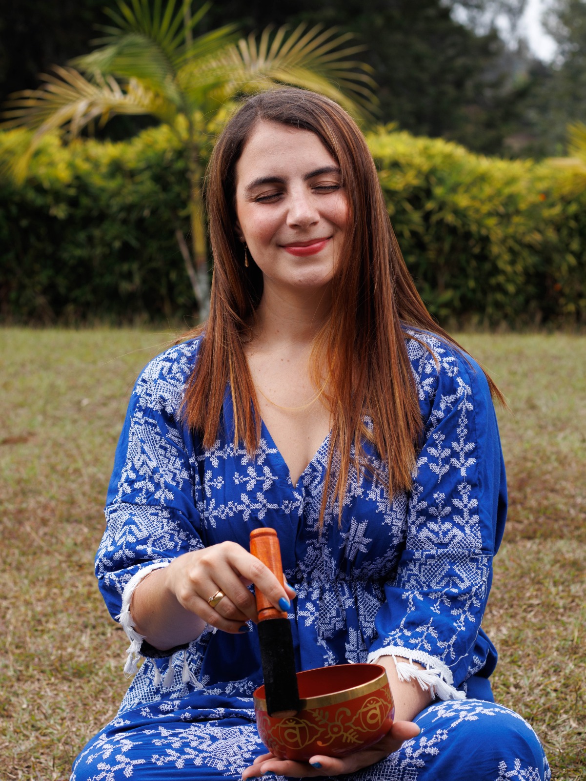 Elizabet García Duque con cuenco tibetano
